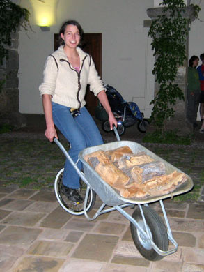 Holztransport mit Einrad