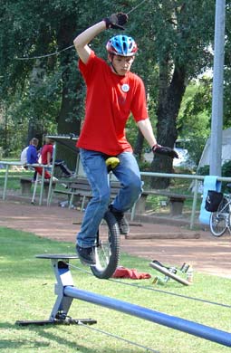 Einradstunt auf Spannseil